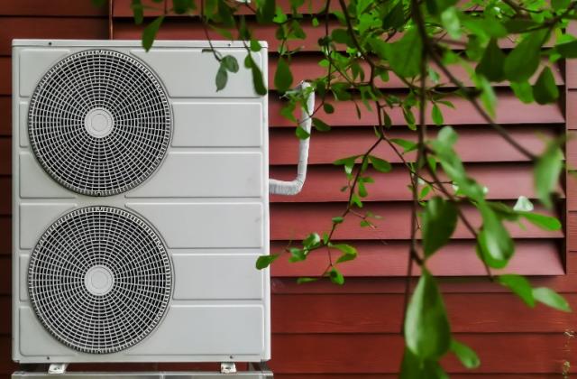 Installation de pompe à chaleur dans une maison individuelle